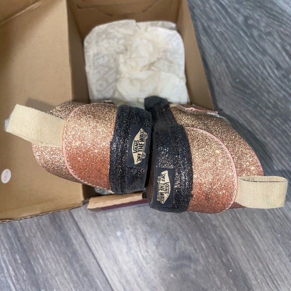 Vans - Picture 6 of 7